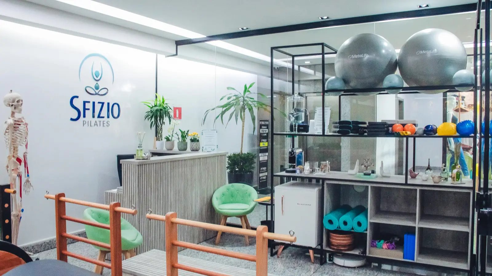 Ambiente acolhedor e profissional do estúdio Sfizio Pilates com equipamentos completos em São Paulo