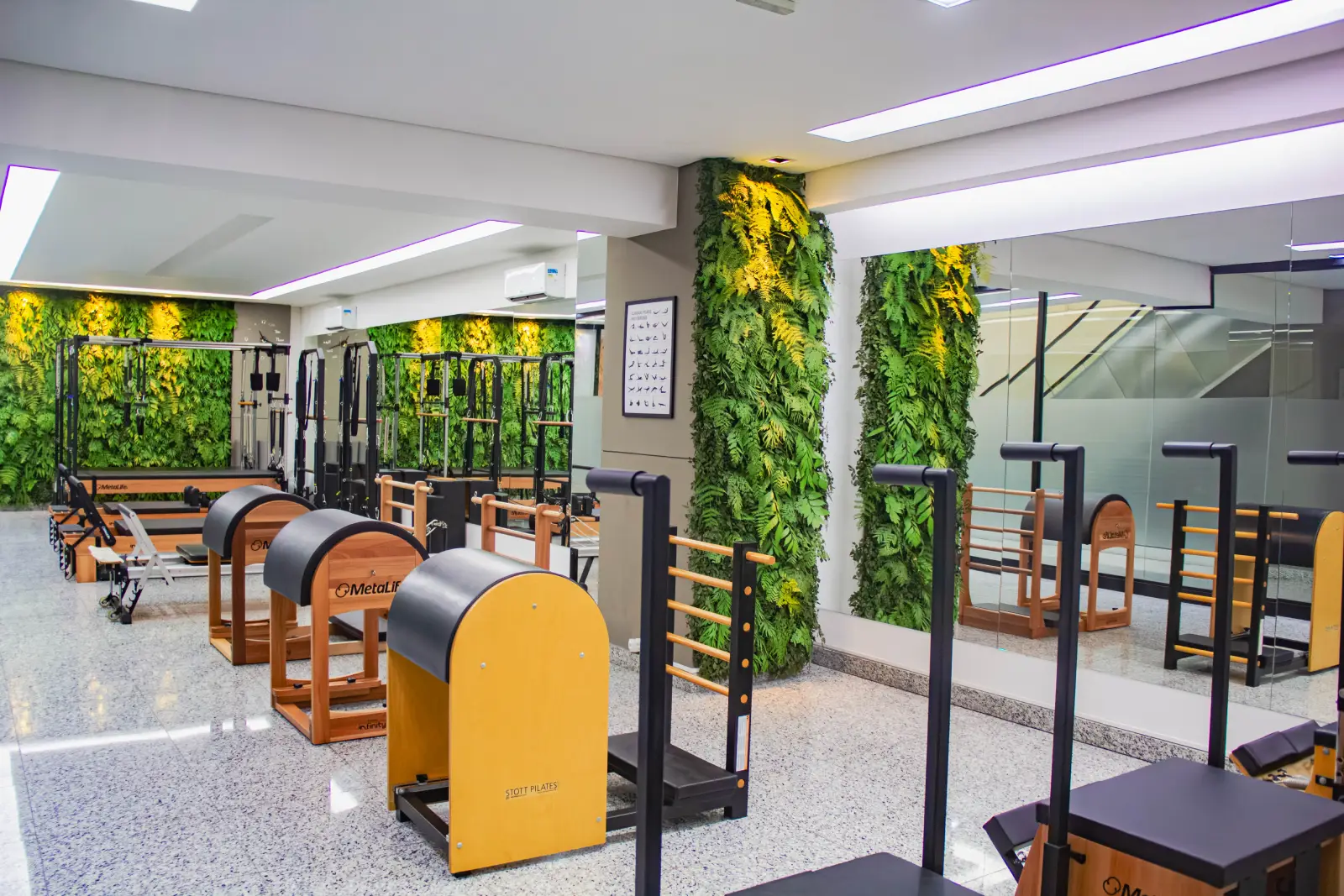 Interior do Sfizio Pilates - Studio de Pilates com equipamentos modernos e ambiente acolhedor em São Paulo